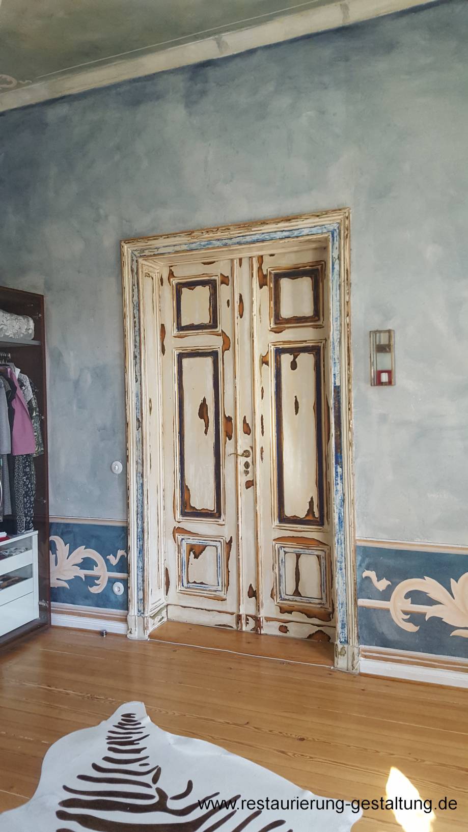 Wohnung in Zusammenarbeit mit den Eigentümern und Maler und Restaurator Schimpf entwickelt. Das Vorbild ist das Marmorpales in Potsdam.